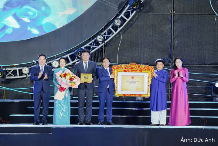 Tại chương trình khai mạc Festival Du lịch Cửa Lò 2026, lãnh đạo Bộ Văn hóa, Thể thao và Du lịch đã trao quyết định công nhận Lễ hội Đền Mai Bảng là Di sản văn hóa phi vật thể Quốc gia.