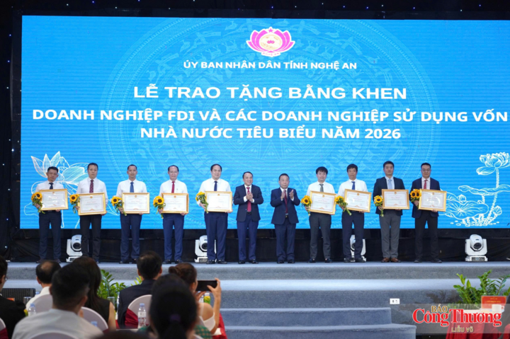 Ông Dương Đình Chỉnh, Phó Chủ tịch Thường trực HĐND tỉnh và ông Nguyễn Văn Đệ,  Phó Chủ tịch UBND tỉnh trao Bằng khen của Chủ tịch UBND tỉnh tặng các doanh nghiệp sử dụng vốn nhà nước và doanh nghiệp FDI tiêu biểu năm 2026.