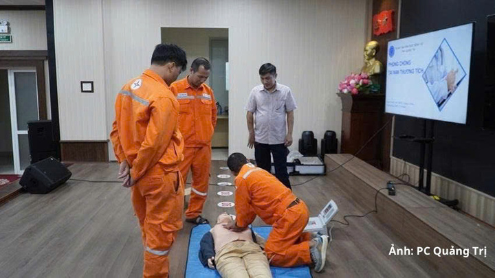 Các học viên thực hành kỹ năm sơ cấp cứu trên hình nhân.