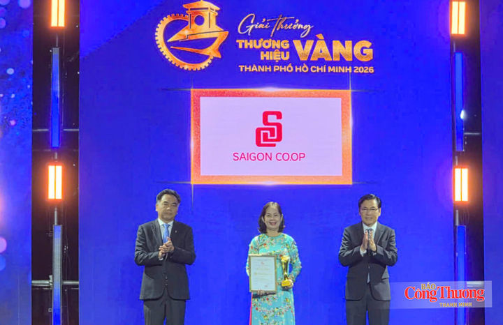 Ông Nguyễn Lộc Hà, Phó Chủ tịch Thường trực UBND TP. Hồ Chí Minh trao giải thưởng Thương hiệu Vàng TP. Hồ Chí Minh cho Saigon Co.op tại sự kiện.