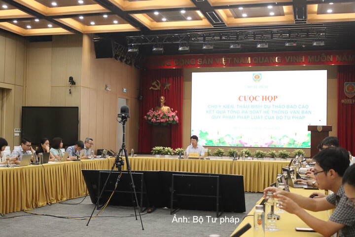 Quang cảnh buổi họp.