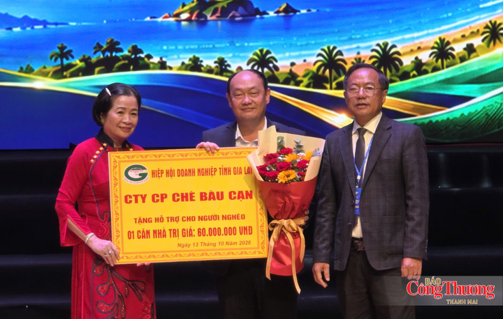 Công ty CP Chè Bàu Cạn trao tặng hỗ trợ cho người nghèo 1 căn nhà trị giá 60 triệu đồng.