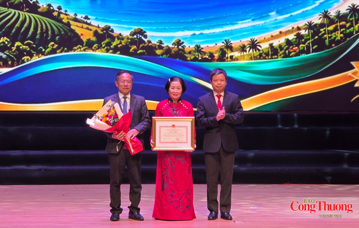 UBND tỉnh Gia Lai trao bằng khen cho Hiệp hội Doanh nghiệp tỉnh vì thành tích xuất sắc trong công tác xây dựng, phát triển Hiệp hội và phong trào doanh nghiệp giai đoạn 2021-2026.