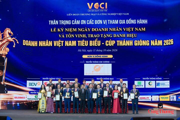 Phó Thủ tướng Thường trực Chính phủ Phạm Gia Túc chụp ảnh cùng Top 20 doanh nghiệp xuất sắc tại lễ tôn vinh, trao giải Doanh nhân Việt Nam tiêu biểu - Cúp Thánh Gióng 2026 diễn ra vào tối 11/10.