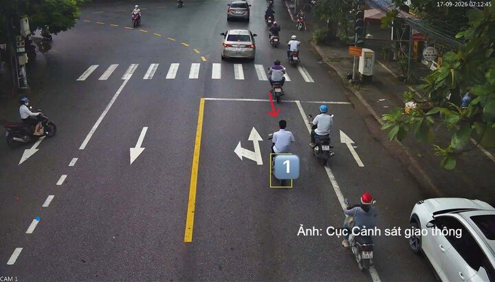 Camera AI ghi nhận trường hợp người điều khiển xe máy không đội mũ bảo hiểm tại khu vực ngã tư Chợ Song Mai, phường Đa Mai, thành phố Bắc Ninh.