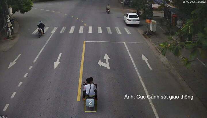 Camera AI ghi nhận người điều khiển xe máy chở người ngồi sau đều không đội mũ bảo hiểm.