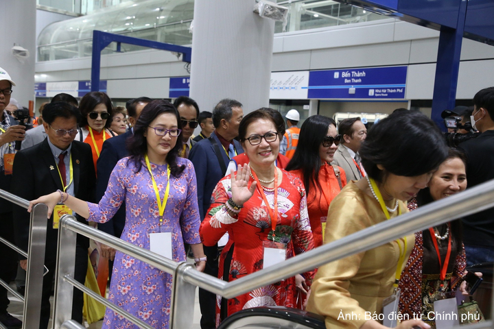 Đoàn kiều bào tham quan, trải nghiệm tuyến Metro số 1 Bến Thành - Suối Tiên dịp Tết Nguyên đán 2026.