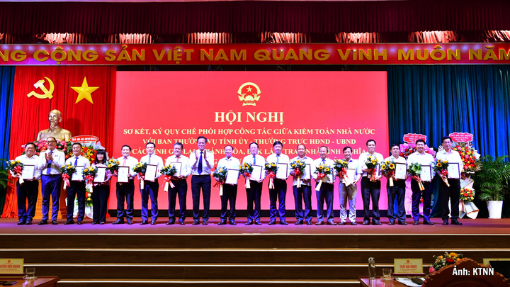 Kiểm toán Nhà nước trao tặng Kỷ niệm chương "Vì sự nghiệp Kiểm toán Nhà nước" cho lãnh đạo tỉnh Gia Lai, Khánh Hòa, Đắk Lắk và lãnh đạo sở, ngành các địa phương.