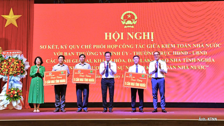 Kiểm toán Nhà nước trao tặng biểu trưng Nhà tình nghĩa cho đại diện lãnh đạo 3 tỉnh Gia Lai, Khánh Hòa, Đắk Lắk.