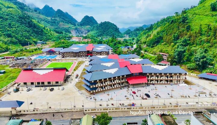 Toàn cảnh Trường Phổ thông nội trú Tiểu học và THCS Mường Khương giữa không gian vùng cao biên giới.