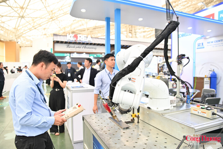 Từ robot, tự động hóa đến điện tử và bán dẫn, những công nghệ đang định hình tương lai sản xuất cùng xuất hiện tại Hà Nội, tạo cơ hội để doanh nghiệp trong nước nâng năng lực, tăng tỷ lệ nội địa hóa và từng bước tiến sâu hơn vào chuỗi giá trị toàn cầu.