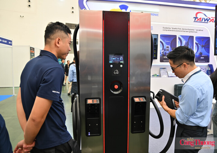 Tại khu vực trưng bày công nghệ, giải pháp sạc xe điện của Willas Electronic thu hút sự quan tâm của nhiều khách tham quan, phản ánh xu hướng điện hóa đang mở rộng sang lĩnh vực công nghiệp hỗ trợ và linh kiện điện tử. Willas là doanh nghiệp công nghệ có trụ sở tại Đài Loan (Trung Quốc), với hơn 40 năm kinh nghiệm trong lĩnh vực bán dẫn, linh kiện điện tử và quản lý nguồn. Tại Việt Nam, doanh nghiệp cung cấp các giải pháp cho công nghiệp, ô tô và năng lượng, trong đó có các công nghệ liên quan đến bộ chuyển đổi DC-DC, bộ sạc trên xe (OBC) và hệ thống quản lý nguồn.
