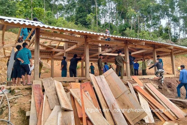 Người dân và lực lượng địa phương chung tay dựng nhà mới cho các hộ phải di dời do mưa lũ. Ảnh: H.C