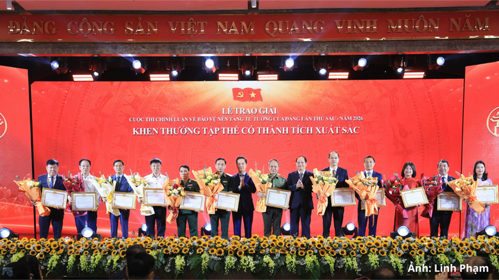 Trưởng ban Tuyên giáo Thành ủy Nguyễn Doãn Toản và Trưởng ban Tổ chức Thành ủy Vũ Đăng Định trao Bằng khen của Ban Thường vụ Thành ủy tặng các tập thể có thành tích xuất sắc.