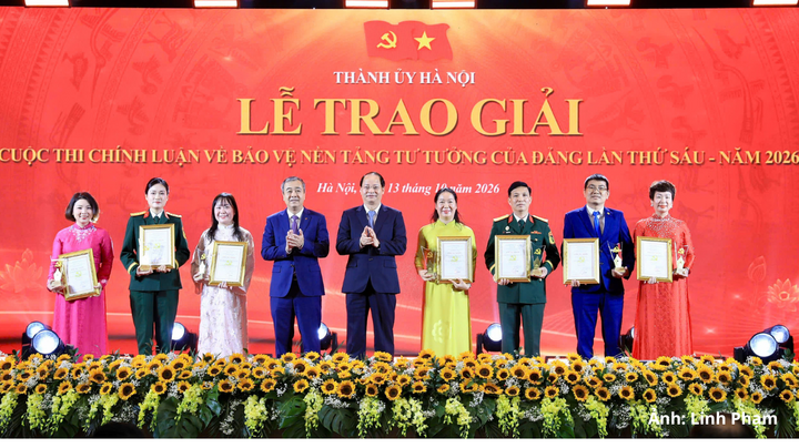 Phó Trưởng ban Tuyên giáo Trung ương, Ủy viên Thường trực Ban Chỉ đạo 35 Trung ương Ngô Đông Hải và Trưởng ban Tuyên giáo Thành ủy Nguyễn Doãn Toản trao giải Nhất các thể loại cho các tác giả, nhóm tác giả.