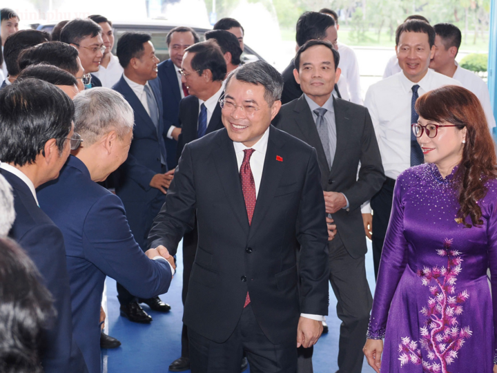 Thủ tướng Lê Minh Hưng và Bí thư Thành ủy TPHCM Trần Lưu Quang đến dự lễ khai khóa 2026 của Đại học Quốc gia TPHCM - Ảnh: chinhphu.vn/Nhật Bắc