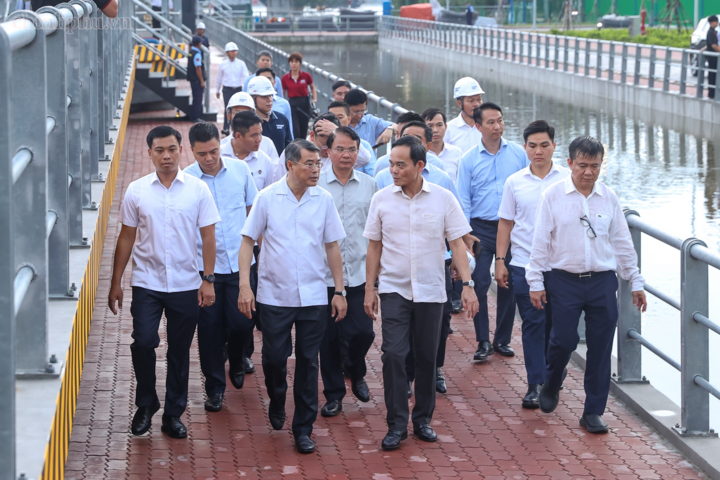 Thủ tướng Lê Minh Hưng và Bí thư Thành ủy TP. HCM Trần Lưu Quang kiểm tra thực địa Dự án "Giải quyết ngập do triều khu vực TP. HCM, có xét đến yếu tố biến đổi khí hậu - Giai đoạn 1" - Ảnh: chinhphu.vn/Nhật Bắc