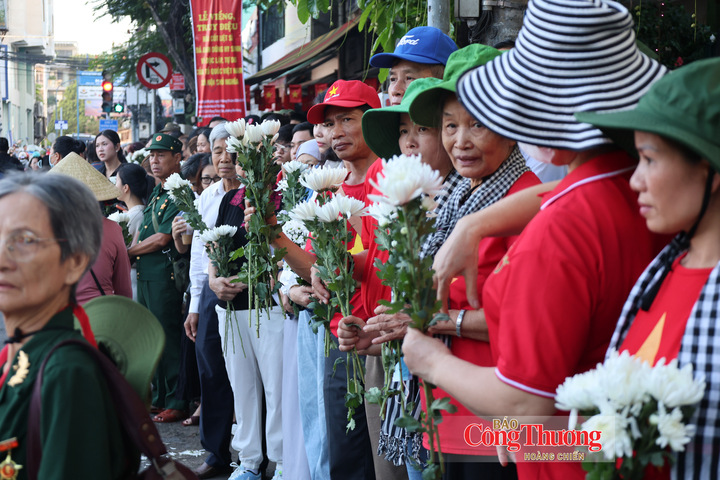 Người dân tập trung dọc tuyến đường đoàn xe đưa hài cốt liệt sĩ đi qua, lặng lẽ dõi theo hành trình trở về nơi an nghỉ của liệt sĩ...