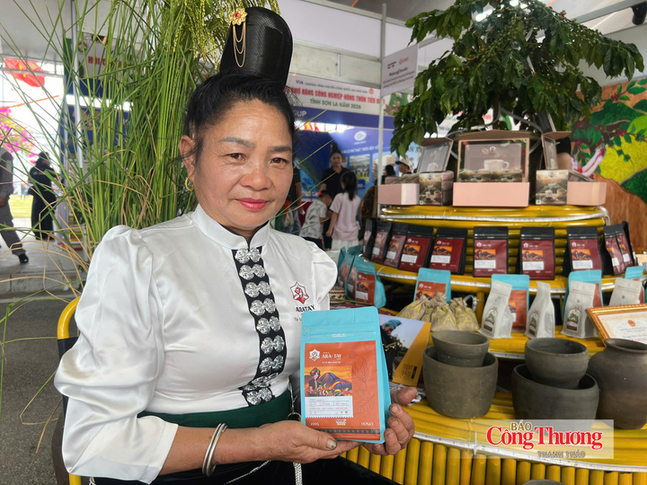 Bà Lò Thị Hợp, người trồng cà phê tại xã Mường Chanh, tỉnh Sơn La, có thu nhập cao mỗi năm từ cây cà phê.