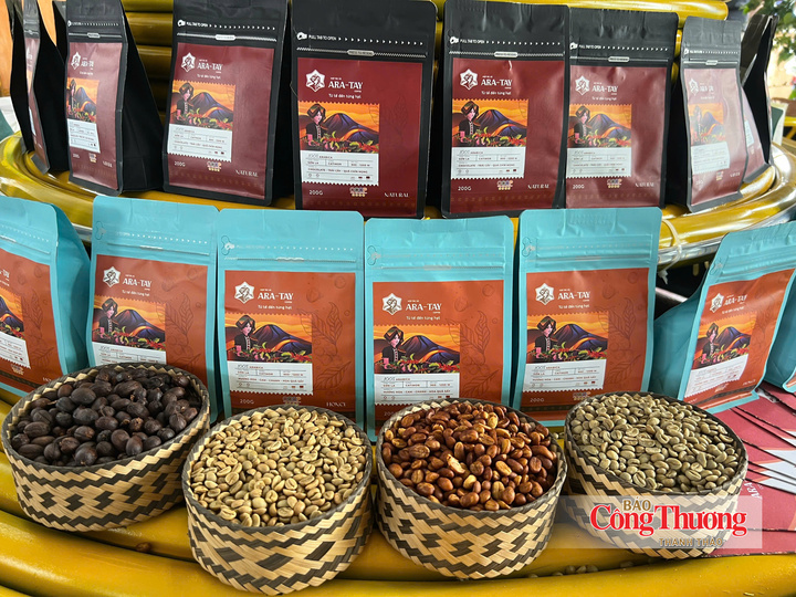 Từ bán quả tươi, người dân Sơn La từng bước chuyển sang chế biến, rang xay để gia tăng giá trị hạt cà phê.