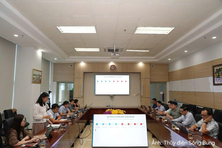 Đại diện nhóm tác giả bảo vệ đề tài sáng kiến: “Xây dựng quy trình tự động hóa lập, kiểm soát và gửi thông báo thu nhập cho người lao động tại Công ty Thủy điện Sông Bung.