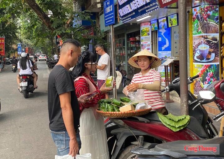 Các sản phẩm cốm được bán trên đường phố Hà Nội, thu hút nhiều khách hàng.