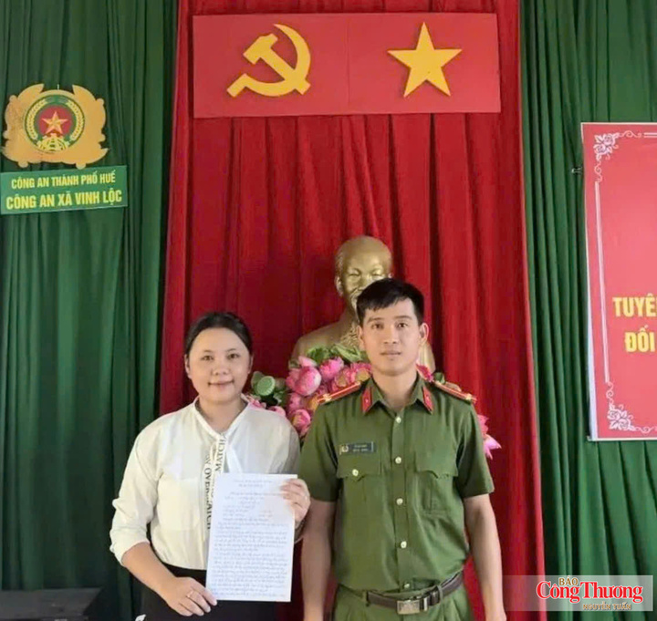 Thanh niên La Thị Hồng Lĩnh trực tiếp đến Công an xã Vinh Lộc nộp đơn tham gia nghĩa vụ công an nhân dân.