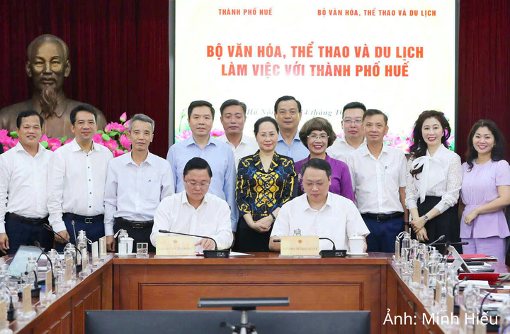 Thứ trưởng Bộ Văn hóa, Thể thao và Du lịch Nguyễn Huy Dũng và Chủ tịch UBND TP. Huế Lê Trí Thanh đại diện hai bên ký kết kế hoạch, tạo cơ sở triển khai các nhiệm vụ phối hợp trong giai đoạn 2026 - 2030.