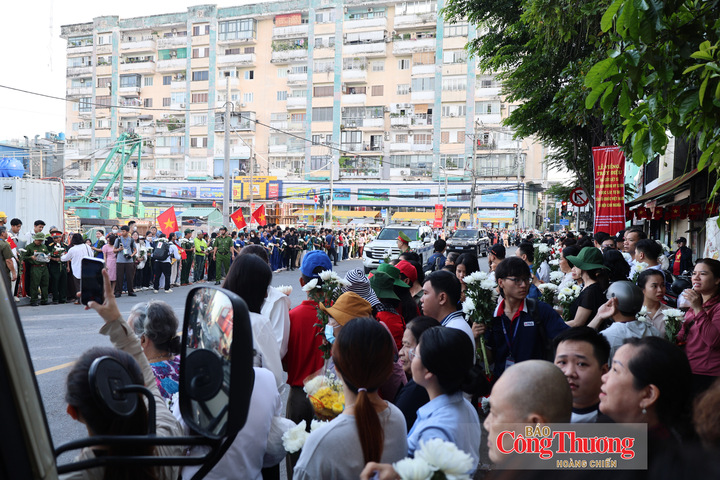 Không khí trang nghiêm bao trùm khu vực bên ngoài Công viên văn hóa Lê Thị Riêng trong buổi sáng Lễ truy điệu, tiễn đưa các liệt sĩ.