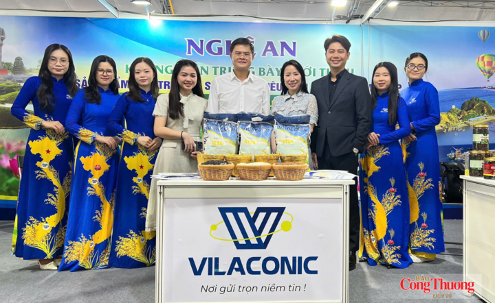 Lãnh đạo Sở Công Thương Nghệ An tham quan các gian hàng của tỉnh Nghệ An tham gia Hội nghị kết nối cung cầu giữa TP. Hồ Chí Minh và các tỉnh, thành.