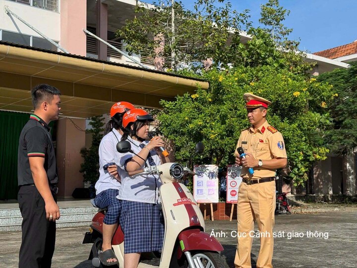 Lực lượng Cảnh sát giao thông tuyên truyền pháp luật, hướng dẫn kỹ năng lái xe an toàn cho học sinh.
