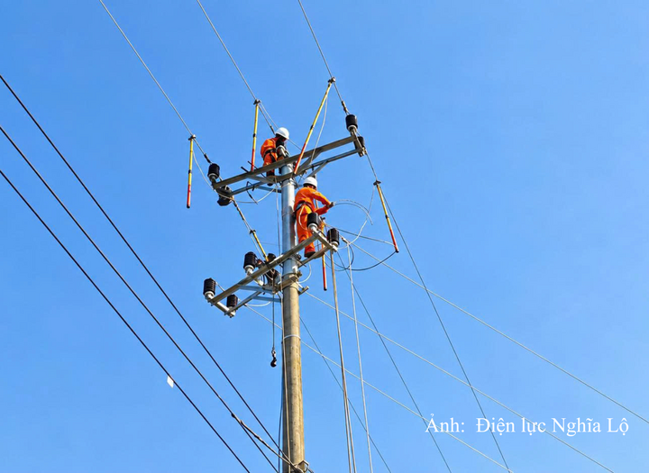 Nhân viên Điện lực Nghĩa Lộ thực hiện công việc trên lưới điện, góp phần nâng cao độ tin cậy cung cấp điện.