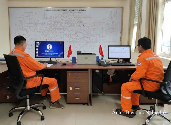 Nhân viên trực vận hành theo dõi sơ đồ lưới điện, chủ động nắm bắt tình hình cấp điện khu vực.