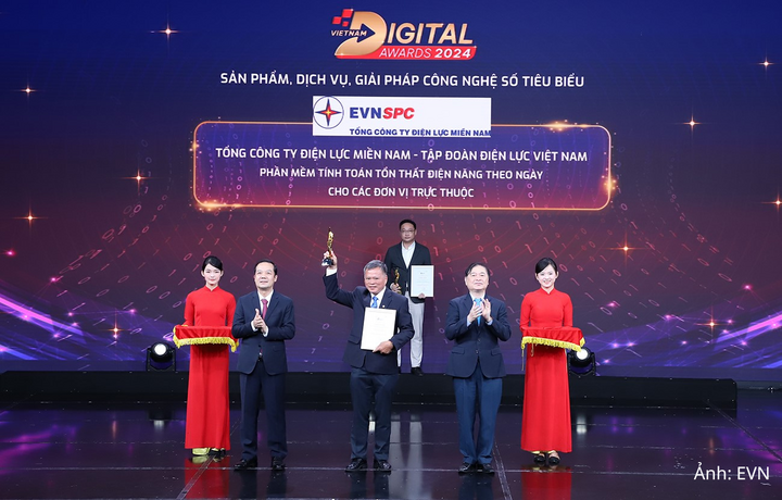EVNSPC vinh dự nhận Giải thưởng chuyển đổi số Việt Nam năm 2024 với “Phần mềm tính toán tổn thất điện năng theo ngày cho các đơn vị trực thuộc”.