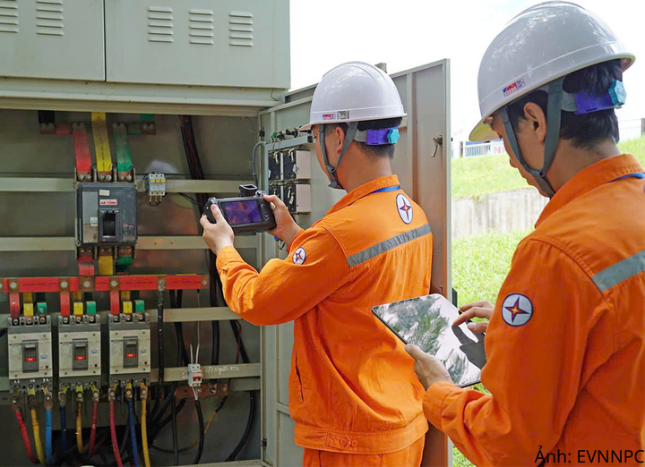 Nhân viên EVNNPC sử dụng các thiết bị công nghệ hiện đại để kiểm tra vận hành lưới điện.