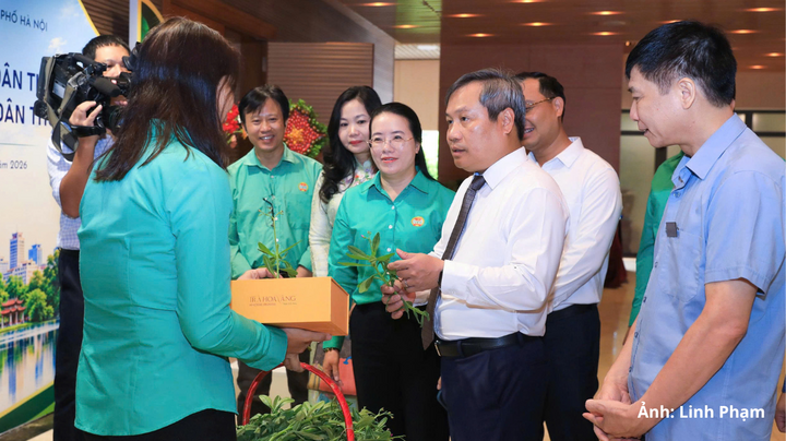 Chủ tịch Vũ Đại Thắng trao đổi với đại diện nông dân Hà Nội.