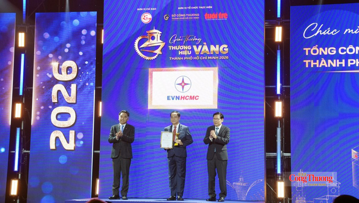 Phó Tổng Giám đốc EVNHCMC Nguyễn Thanh Nhã, đại diện EVNHCMC đón nhận giải thưởng Thương hiệu Vàng TP. Hồ Chí Minh.