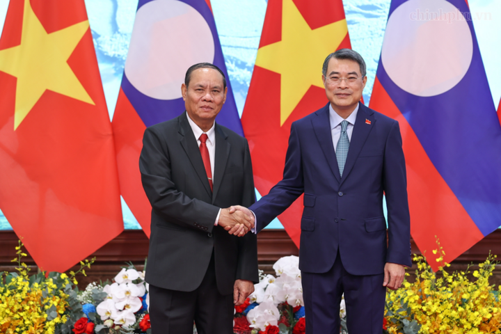 Thủ tướng Lê Minh Hưng tiếp đồng chí Vilay Lakhamfong, Ủy viên Bộ Chính trị, Thường trực Ban Bí thư Trung ương Đảng Nhân dân Cách mạng (NDCM) Lào - Ảnh: chinhphu.vn/Nhật Bắc