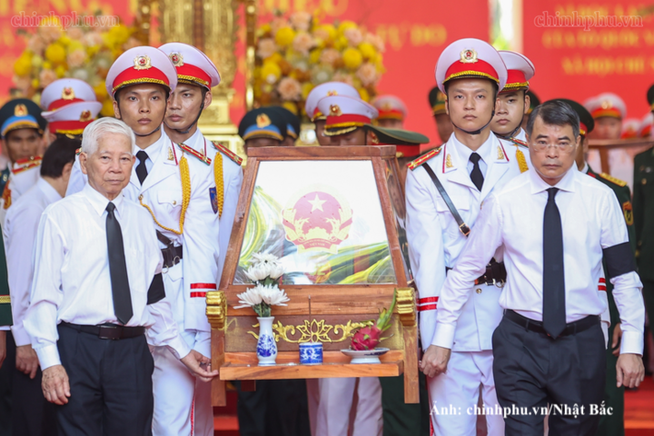 Thủ tướng Chính phủ Lê Minh Hưng và nguyên Chủ tịch nước Nguyễn Minh Triết di chuyển giá khiêng hài cốt liệt sĩ lên xe để đến Nghĩa trang liệt sĩ TP. Hồ Chí Minh.