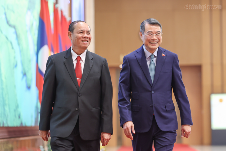 Thủ tướng Lê Minh Hưng và đồng chí Vilay Lakhamfong, Ủy viên Bộ Chính trị, Thường trực Ban Bí thư Trung ương Đảng Nhân dân Cách mạng (NDCM) Lào - Ảnh: chinhphu.vn/Nhật Bắc
