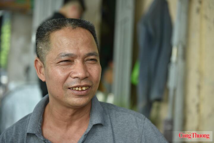 Ông Nguyễn Tiến Hòa, chủ cơ sở làm cốm tại Mễ Trì.