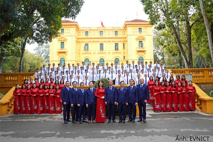 Đảng bộ EVNICT chụp ảnh lưu niệm tại Phủ Chủ tịch sau khi vào lăng viếng Chủ tịch Hồ Chí Minh nhân dịp Đại hội Đảng bộ Công ty, nhiệm kỳ 2025- 2030.