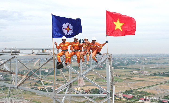 Các công trình điện góp phần tăng cường năng lực cung ứng điện.
