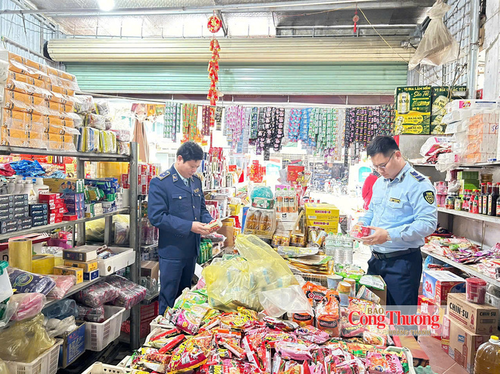 Lực lượng Quản lý thị trường Tuyên Quang kiểm tra nguồn gốc xuất xứ hàng hóa tại một hộ kinh doanh.