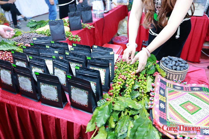 Các sản phẩm mang đậm bản sắc địa phương có thêm cơ hội tiếp cận người tiêu dùng thông qua hoạt động quảng bá, kết nối giao thương
