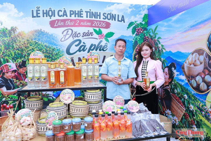Ông Cà Văn Hùng, chuyên viên Phòng Kinh tế xã Nậm Lầu