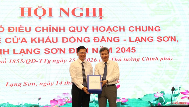 Đại diện Bộ Xây dựng trao Quyết định của Thủ tướng Chính phủ phê duyệt điều chỉnh Quy hoạch chung Khu Kinh tế cửa khẩu Đồng Đăng - Lạng Sơn đến năm 2045 cho lãnh đạo UBND tỉnh.