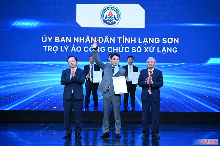 Ông Nguyễn Quang Huy, Giám đốc Sở Khoa học và Công nghệ tại Lễ trao giải thưởng Chuyển đổi số Việt Nam lần thứ 9.