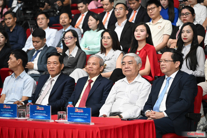Các đại biểu tham dự Lễ trao Giải thưởng Chuyển đổi số Việt Nam 2026