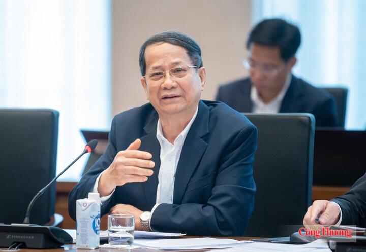 PGS.TS Ngô Trí Long, chuyên gia kinh tế, phân tích những điểm nghẽn cần tháo gỡ và các giải pháp để thị trường trong nước thực sự trở thành bệ đỡ của nền kinh tế.